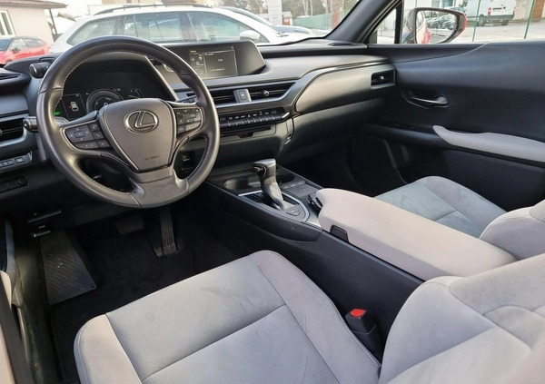 Lexus UX cena 124000 przebieg: 64086, rok produkcji 2019 z Gubin małe 379